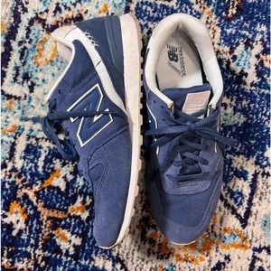 Women’s navy blue New balance 696. Great condition. Size 8.5. Stitch detail.